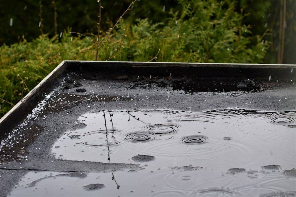 Flat roof with pooling water